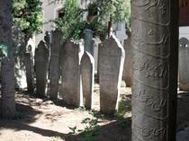Academics map Istanbul gravestones to preserve heritage