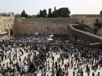 Thousands of Israelis enter Western Wall plaza amid tight security