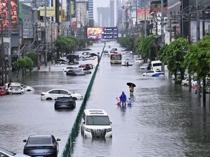 Bangkok floods force thousands into emergency shelters