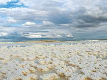 Crystallized salt draws photographers to Türkiye’s Tuz Lake