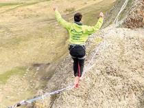 Highliners take on deep canyon in eastern Türkiye