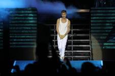 Justin Bieber abandons stage due to raining toys
