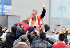 Sneijder signs Galatasaray contract, says he is ready for derby