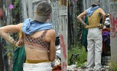 Bir giydiğini bir daha giymezdi... Eski model artık çöplükten giyecek topluyor