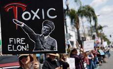 Elon Muskın başı protestolarla dertte Halk ayaklandı: Elondan nefret ediyorsan korna çal