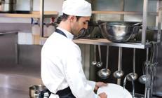 Otellerde bulaşığı Endonezyalı yıkıyor