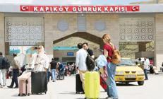 Füzeler yaklaşık 3.3 milyon turistin tatilini etkiler