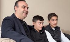 Milyonluk çantayı teslim eden gençlere sürpriz ziyaret