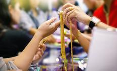 Elon Muskın annesi sayesinde viral oldu Çin altın takıları neden ilgi görüyor