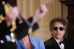 Obama honors Dylan, other heroes for their influence