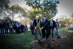 Papandreou visits Istanbuls Gezi Park, plants tree