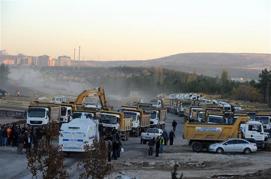 Protester blocks road with car to protest ODTÜ road project