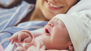 İki haftadan uzun sürüyorsa dikkat Bu belirtiler doğum sonrası depresyonun habercisi olabilir