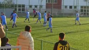 Futbolcular arasında arbede çıktı; maç tatil edildi