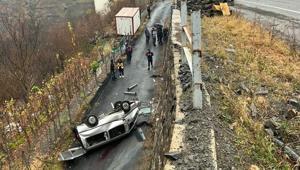 Bariyeri aşıp alt yola düşen hafif ticari araçtaki 3 kişi öldü