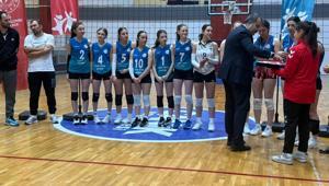 Köprülü Mehmet Paşa Anadolu Lisesi voleybol takımı Samsun birincisi oldu