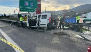 Otoyolda, hafif ticari araç bariyere çarptı: 2 ölü