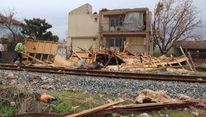 Denizli'de fırtına; çatılar uçtu, ağaçlar devrildi
