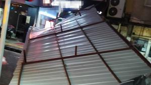 Manisa'da kuvvetli rüzgar, bir binanın çatısını uçurdu