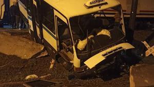 Tren, hemzemin geçitte minibüse çarptı; kaza kamerada