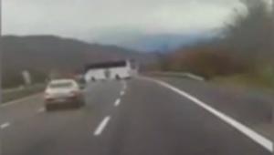 Otomobiliyle, 'U' dönüşü yapan otobüse çarpmaktan son anda kurtuldu