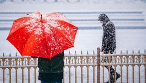 Meteoroloji'den yeni kar uyarısı! İstanbul'da bazı bölgeler beyaza büründü | Bu illerde yaşayanlar dikkat