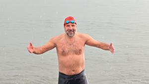 Kar altında denize girip yüzdü