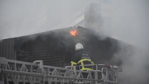 Sivas'ta 2 katlı evin çatısında yangın