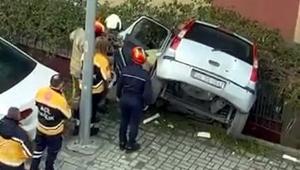 İstanbul - Avcılar'da binanın boşluğuna düşen otomobilin sürücüsü yaralandı