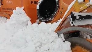 Karayolları kar savurma aracına çığ düştü, operatör sağ kurtarıldı