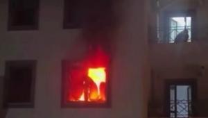 Annesi ile tartışıp evi yaktı, 10 kişi dumandan etkilendi