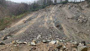 Kapalı köy yolunda heyelan temizliği