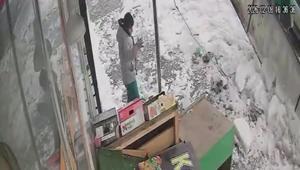 Çatıdan düşen kar kütlesinden saniyeler ile kurtuldu