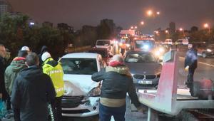 İstanbul - Ümraniye'de 7 aracın karıştığı zincirleme kaza; trafik yoğunluğu oluştu -1