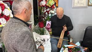 Ordulu çiçekçi, 14 Şubat’ta 65 yaş üstüne hem ücretsiz gül veriyor hem kemençe çalıyor  