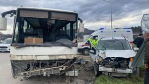 Hafif ticari araç ile midibüs çarpıştı: 6 yaralı