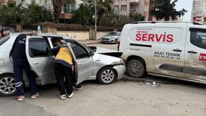 Sürücü, eşi ve kızı kazada yaralandı