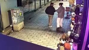 İstanbul- Fatih Kapalı Çarşı'da çiftin çanta hırsızlığı kamerada 