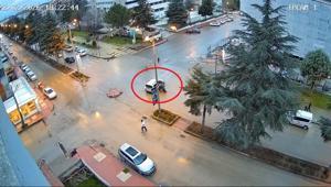 Motosikletin hafif ticari araca çarptığı kaza kamerada: 2 yaralı