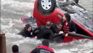 Hafif ticari araçla çarpışan otomobil, nehre uçtu; anne ile kızı yaralı