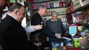 Belediye başkanı, veresiye defterini tartıp 50 bin TL'ye satın aldı