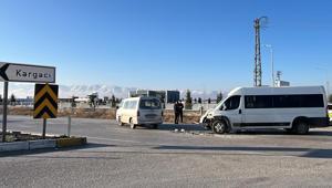 Okul servisi ile minibüs çarpıştı: 5 yaralı 