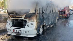 Minibüs yangında kullanılamaz hale geldi