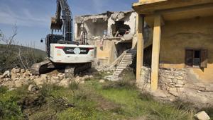 Akdeniz’de can ve mal güvenliğini tehdit eden riskli yapılar yıkılıyor