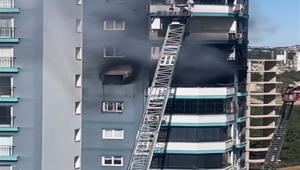 Baba ile bebeğinin kurtarıldığı yangını, komşuları çıkarmış