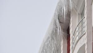 Kars’ta çatılardaki buz sarkıtları tehlike oluşturuyor