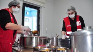 İhtiyaç sahiplerinin iftar yemekleri Kızılay’ın gönüllü kadınlarından