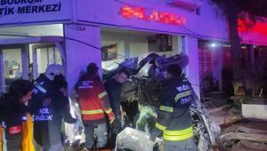 Otomobil, oto lastik mağazasına çarpıp devrildi; 1’i ağır, 3 yaralı