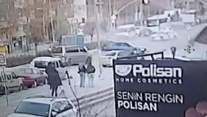 İstanbul- Sancaktepe’de iki otomobil çarpıştığı kaza kamerada