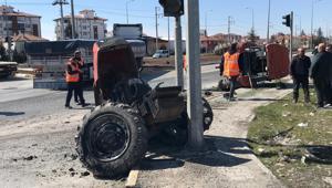 TIR'la çarpışan traktör ikiye bölündü; 2 yaralı 